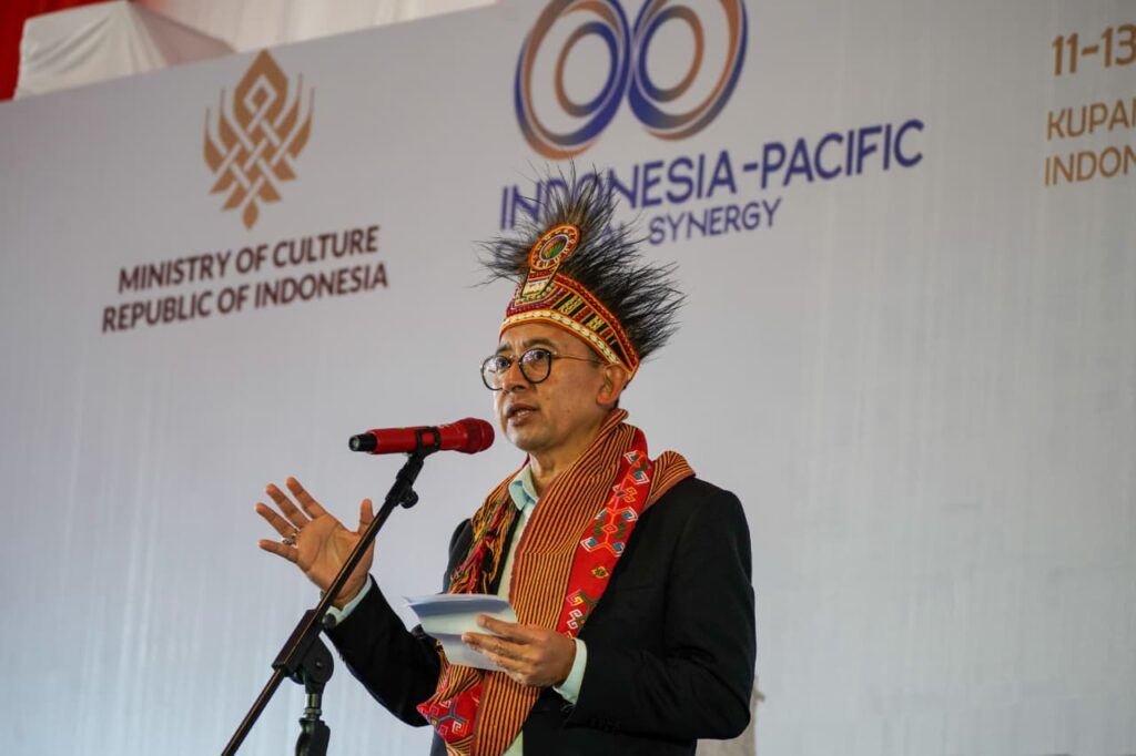 Menteri Kebudayaan Fadli Zon saat meninjau lokasi pameran kebudayaan di Kota Kupang, NTT, Selasa (11/11/2025). (Foto: Yufengki Bria/detikBali)