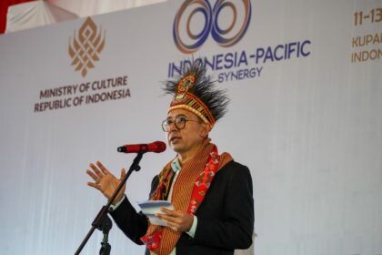 Menteri Kebudayaan Fadli Zon saat meninjau lokasi pameran kebudayaan di Kota Kupang, NTT, Selasa (11/11/2025). (Foto: Yufengki Bria/detikBali)